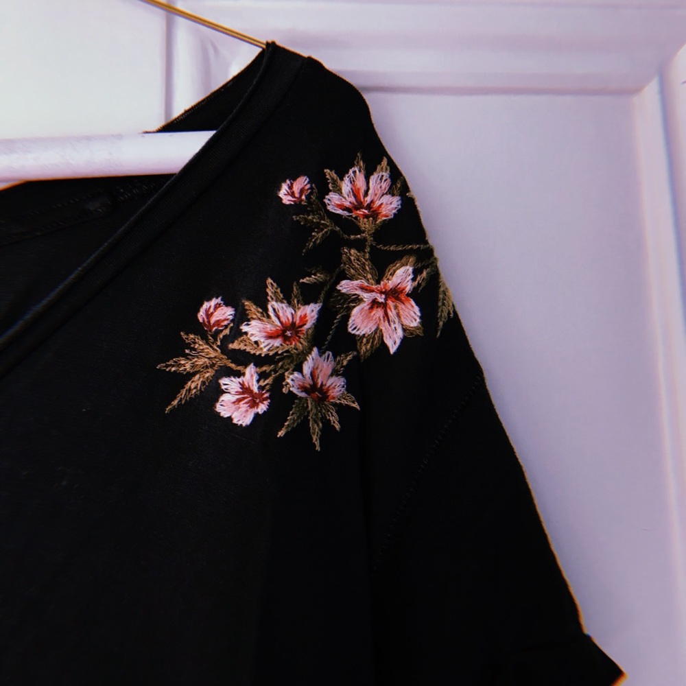 🍓Flower embroidered dark grey top